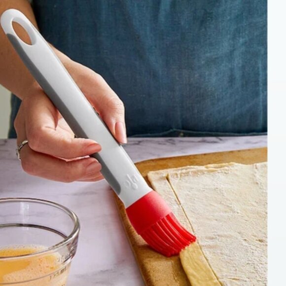 Pampered Chef's Silicone Basting Brush - Picture 1 of 7